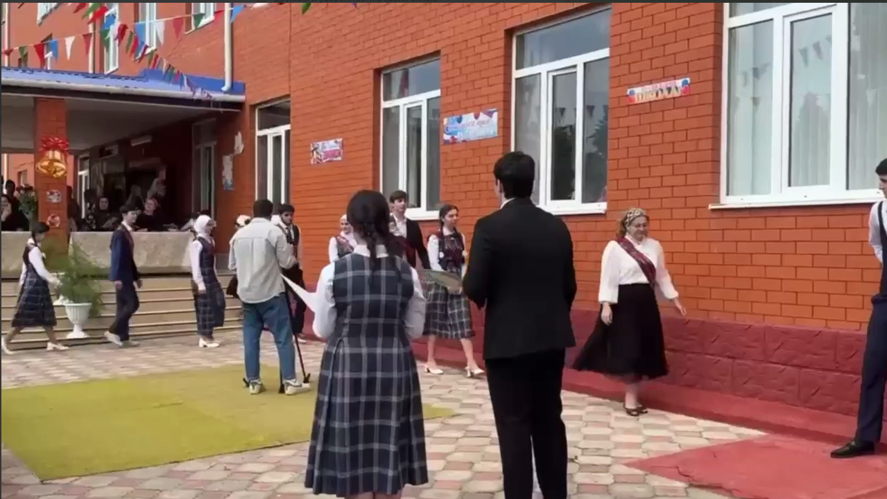 ? Торжественная линейка последнего звонка в нашей школе! .